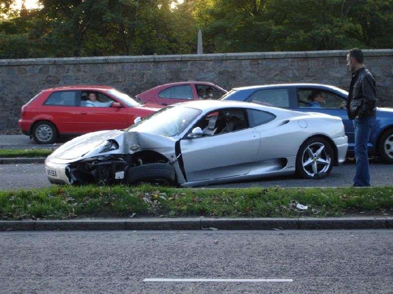 Ferrari зустрілося з деревом (12 фото)