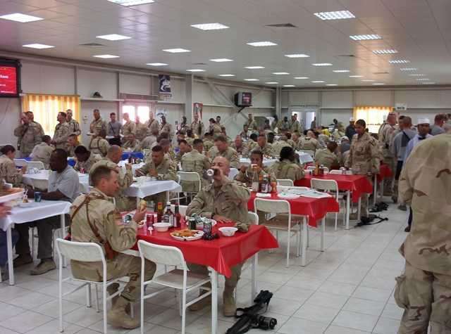 Вечеря американських солдатів в Іраку (32 фото)