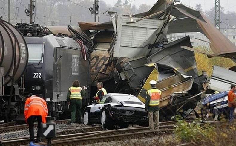 У Німеччині зазнав аварії поїзд зі 106 Porsche (7 фото)