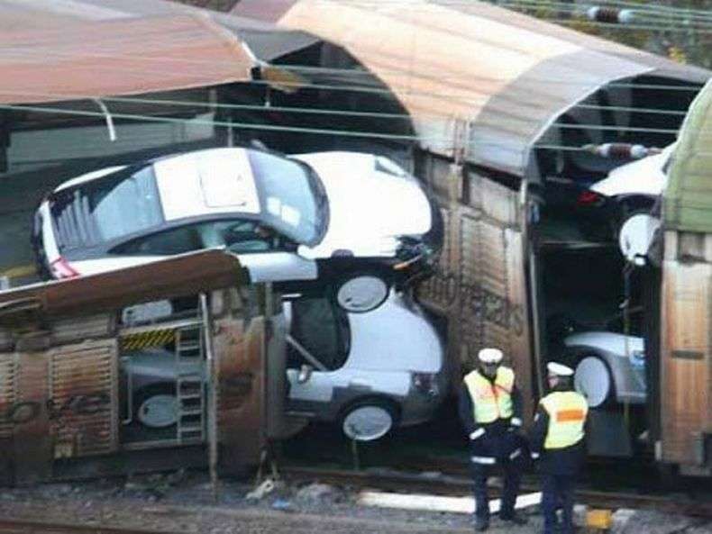 У Німеччині зазнав аварії поїзд зі 106 Porsche (7 фото)