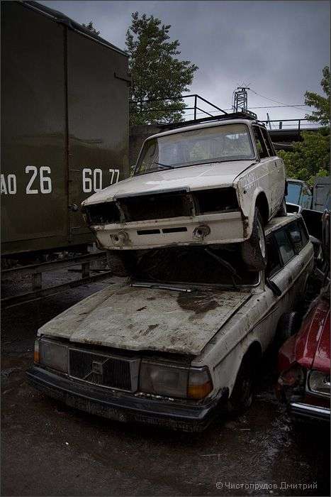 Звалище автомобілів в Москві (42 фото)