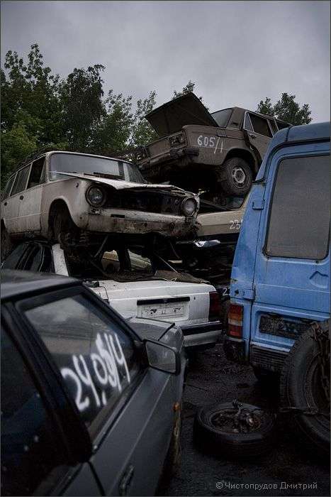 Звалище автомобілів в Москві (42 фото)