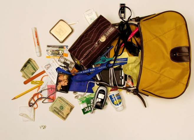 Що носять люди з собою в кишенях і сумках (23 фото)