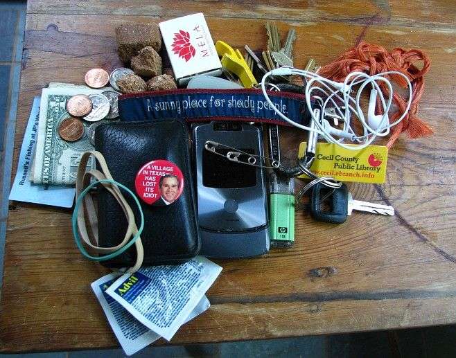 Що носять люди з собою в кишенях і сумках (23 фото)