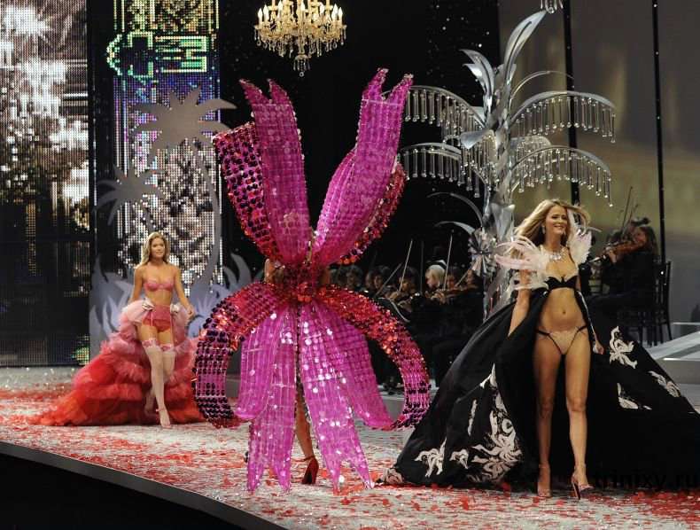 Victorias Secret Fashion Show 2008 Частина 2 (99 фото)