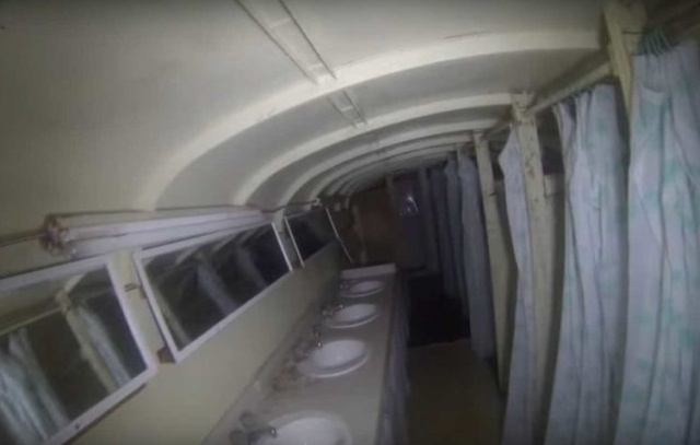 Подземное убежище, созданное из 42 школьных автобусов Всячина