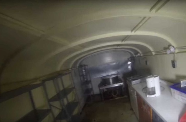 Подземное убежище, созданное из 42 школьных автобусов Всячина