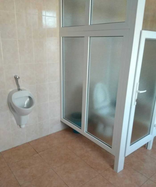 Нечего стесняться, когда идешь в туалет: странная модернизация туалета в Могилевском колледже Всячина