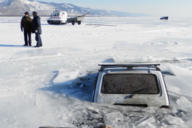 Автомобили, застрявшие во льду Байкала Всячина