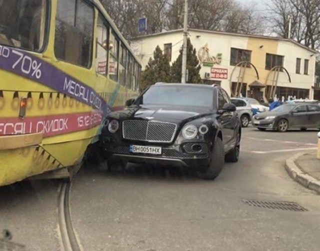 Жена одесского чиновника Елена Урбанская на Bentley за 22 млн рублей врезалась в трамвай Всячина
