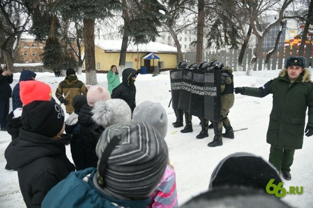 Школьникам показали, как военная полиция разгоняет митинги Всячина