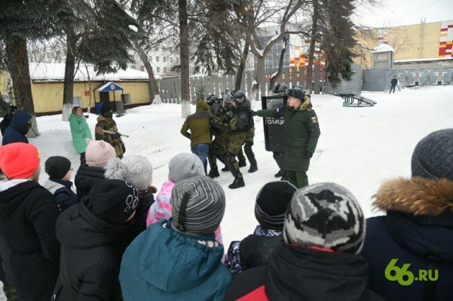 Школьникам показали, как военная полиция разгоняет митинги. МиР