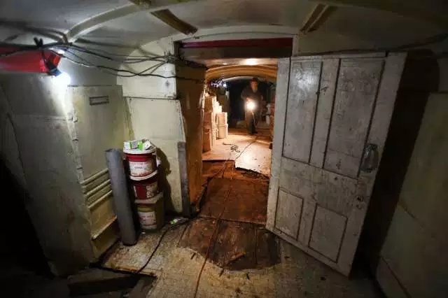Подземное убежище, созданное из 42 школьных автобусов. МиР