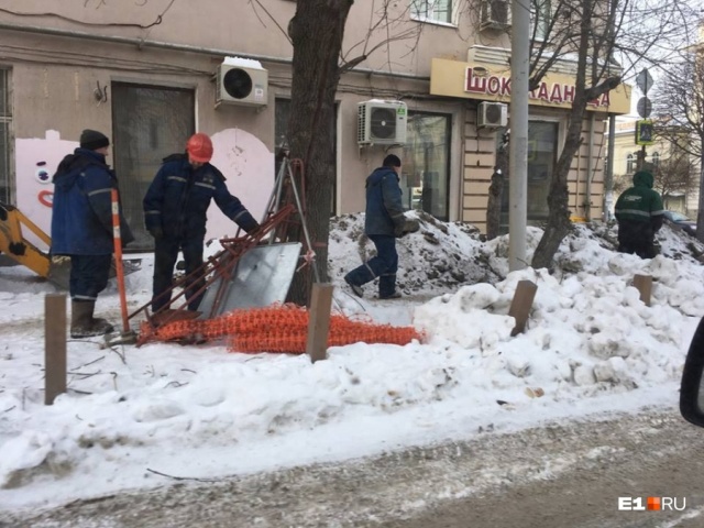 Коммунальщики перекопали экскаватором образцовый газон в Екатеринбурге. МиР