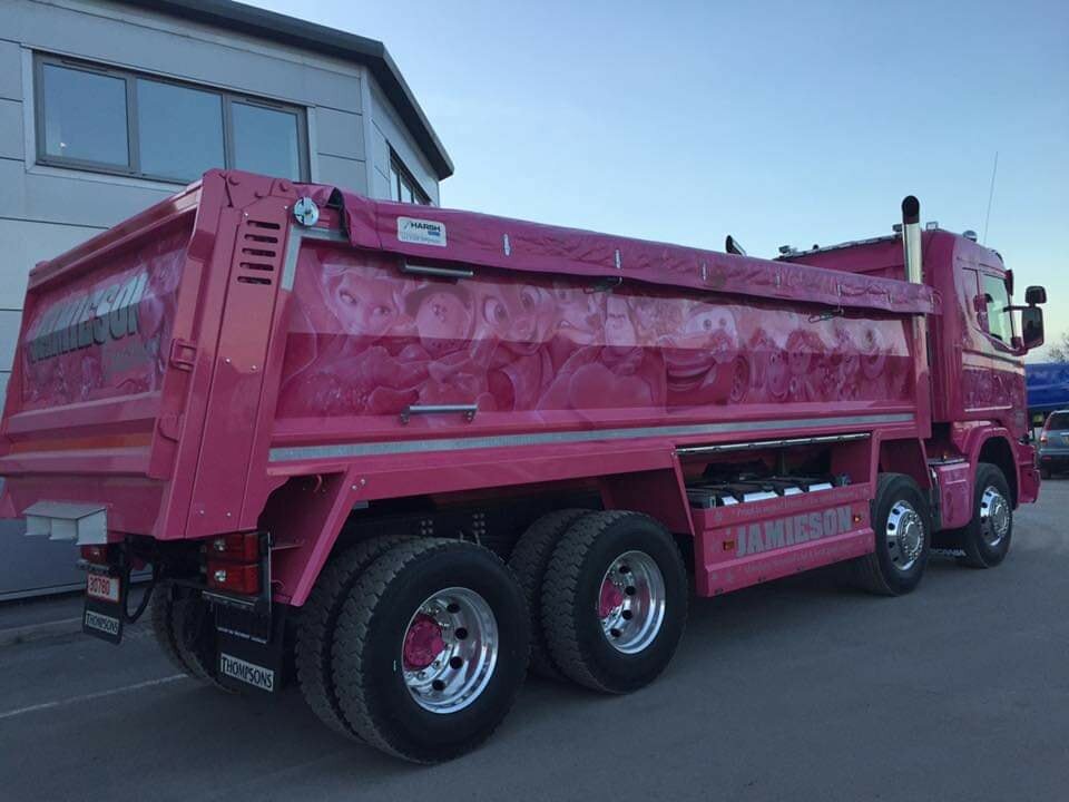 Ярко-розовый грузовик самосвал Scania “Принцесса” - он собирает пожертвования для маленьких пациентов авто