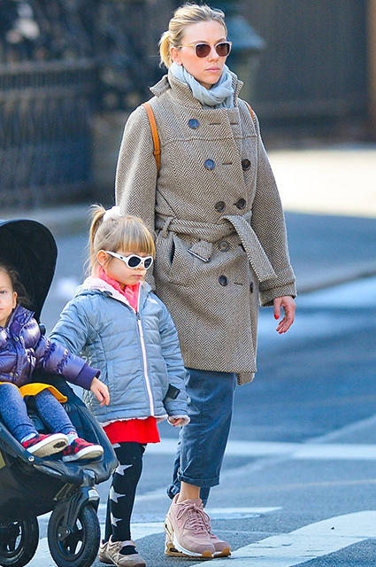 Редкий выход: Скарлетт Йоханссон на прогулке с подросшей дочерью Звездные дети