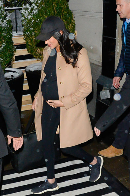 Меган Маркл отправилась в аэропорт Нью-Йорка: новые фото герцогини Монархии