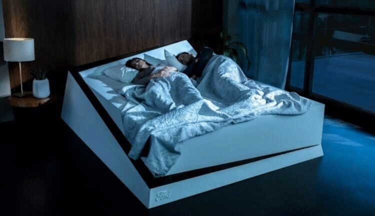 Компания Ford создала кровать для тех, кто постоянно лезет на чужую половинку 