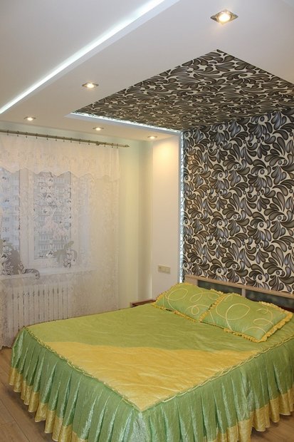 Спальня: подсветка и обои - на стене и потолке ремонт квартир