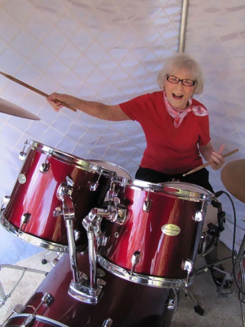 Эта женщина начала играть на барабанах ещё в 1920-х годах, и этим она занимается до сих пор, даже в свои 106 лет 