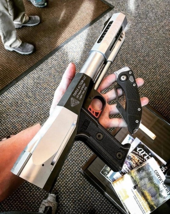 Крупнокалиберный пистолет, отдача от выстрела которого способна поломать стрелку обе руки гаджеты