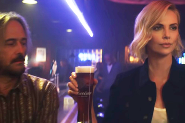 Дартс, бильярд и армрестлинг: Шарлиз Терон продемонстрировала свои таланты в новой рекламе пива звезды в рекламе