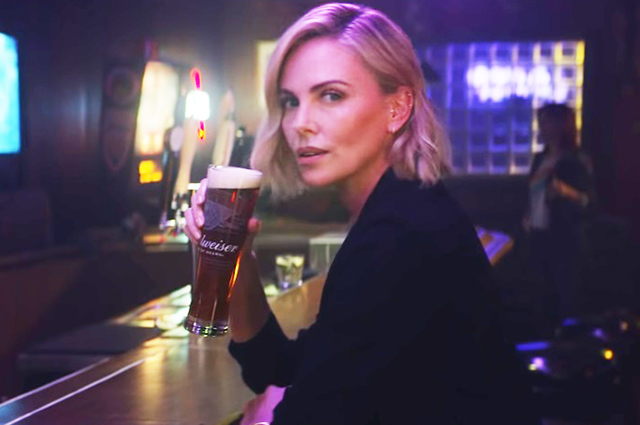 Дартс, бильярд и армрестлинг: Шарлиз Терон продемонстрировала свои таланты в новой рекламе пива звезды в рекламе