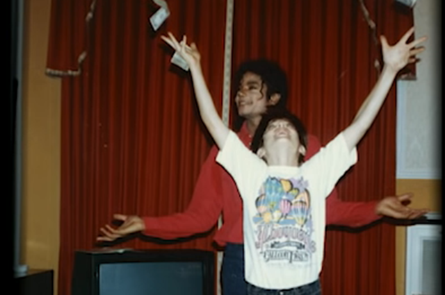 В сети появился первый трейлер фильма о Майкле Джексоне, в котором певца обвиняют в педофилии кино