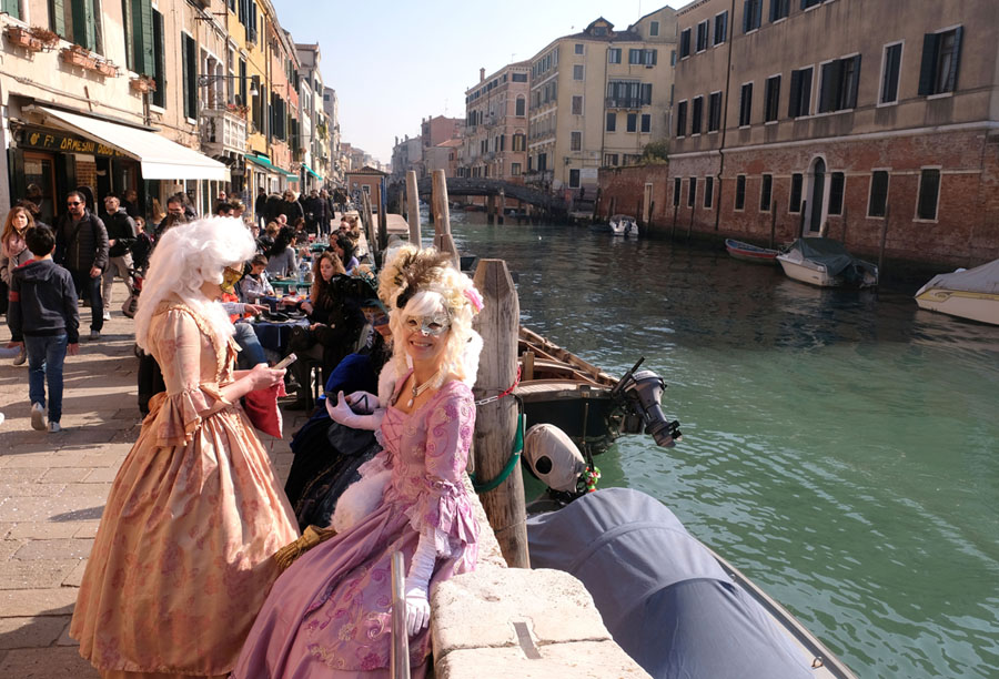 В Венеции начался карнавал 2019 года : репортаж открытия « Тутта колпа делла Луна » Война и мир
