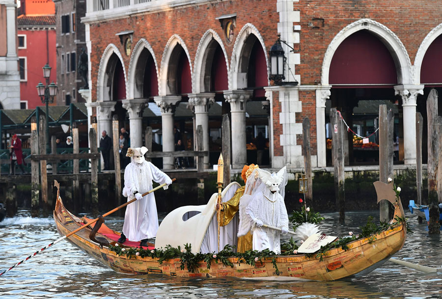 В Венеции начался карнавал 2019 года : репортаж открытия « Тутта колпа делла Луна » Война и мир