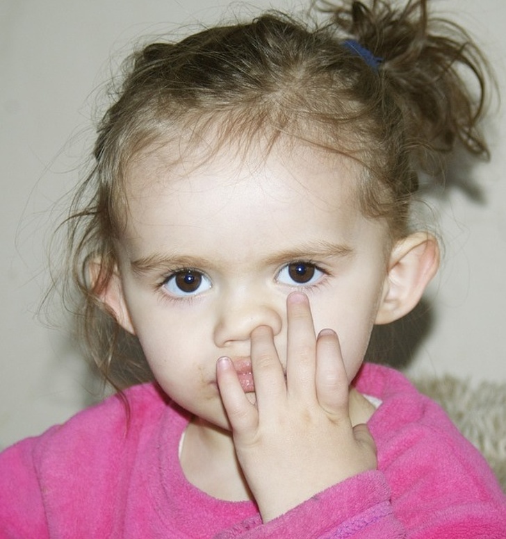 Ученые рассказали, чем опасно «безобидное» ковыряние в носу воспитание
