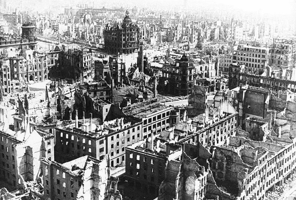 Восемьдесят миллионов бомб, сброшенных на немецкие города война и мир